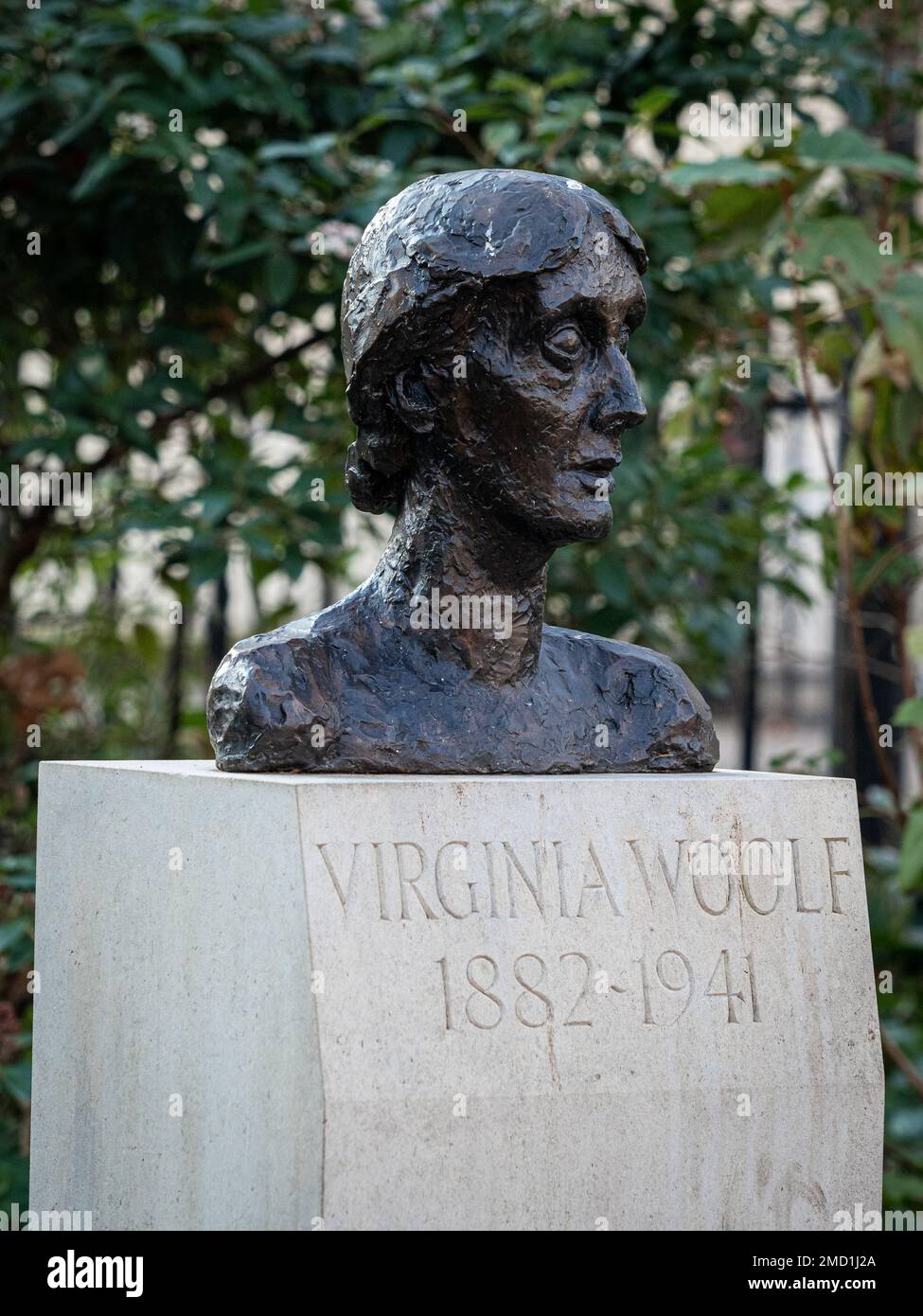 Virginia Woolf Tavistock Square Bloomsbury London - Virginia Woolf busto o statua 2004, copia in bronzo di un originale, scultore Stephen Tomlin 1931. Foto Stock