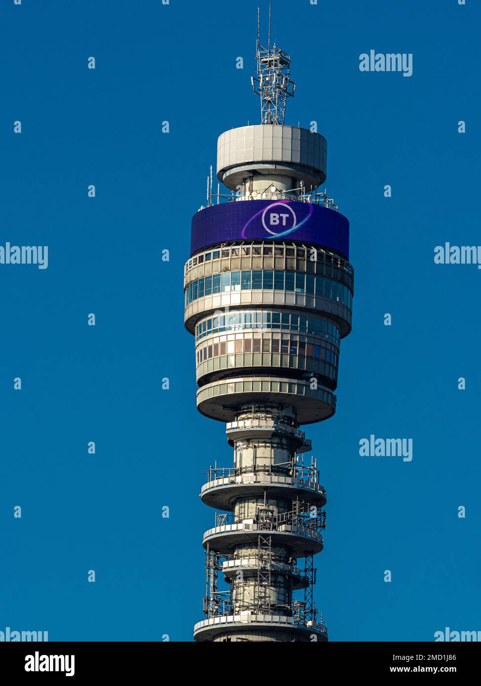 BT Tower a Londra con il nuovo 2019 BT Logo. La BT Tower aperto nel 1965. Foto Stock