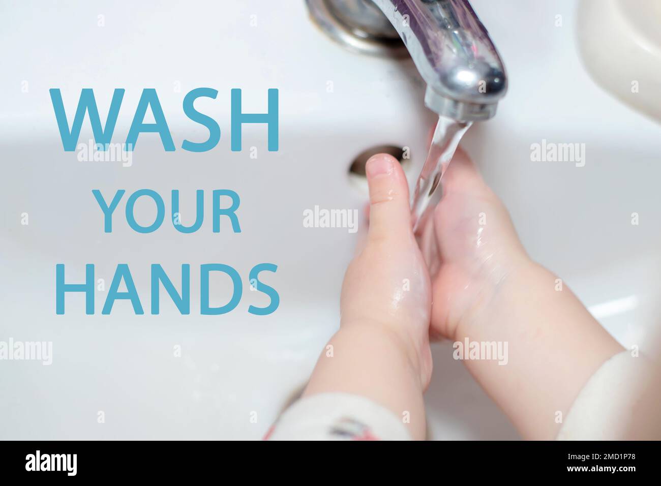 TESTO LAVARSI LE MANI. il bambino mette le mani sotto il flusso d'acqua del rubinetto. Risparmio di acqua. Pulire la mano per fermare la diffusione di Covid-19, pandemia di Coronavirus Foto Stock