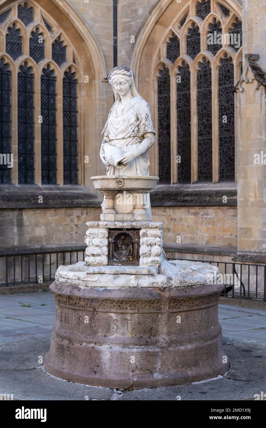 La fontana dell'acqua della dea Rebecca reca l'iscrizione 'L'ACQUA È MIGLIORE' Città di Bath, Somerset, Inghilterra, Regno Unito Foto Stock