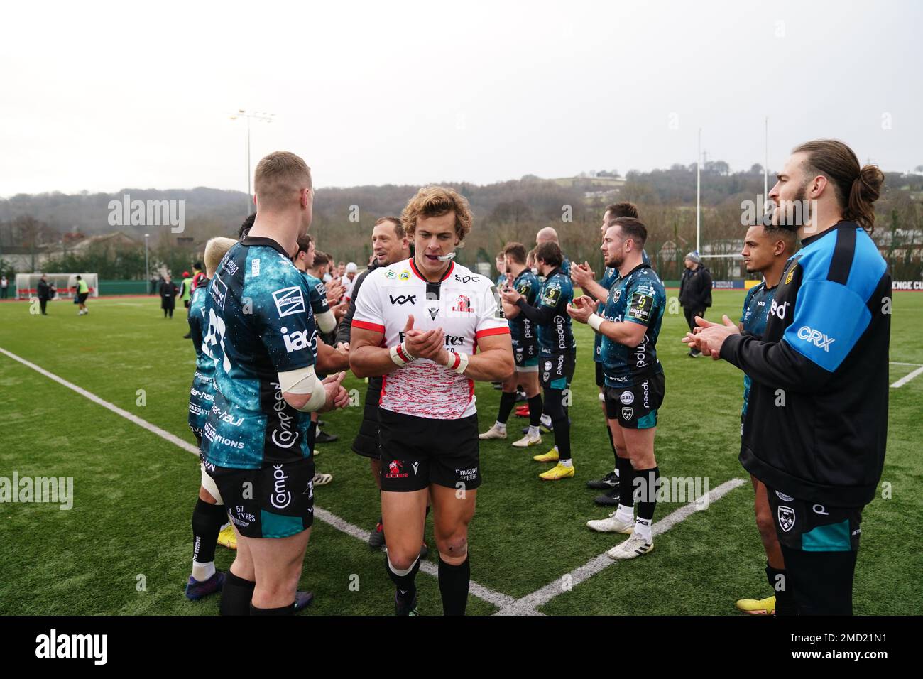 I giocatori dei draghi applaudono i giocatori Emirates Lions alla fine della partita DI EPCR Challenge Cup presso il CCB Centre for Sporting Excellence di Ystrad Mynach. Data immagine: Domenica 22 gennaio 2023. Foto Stock
