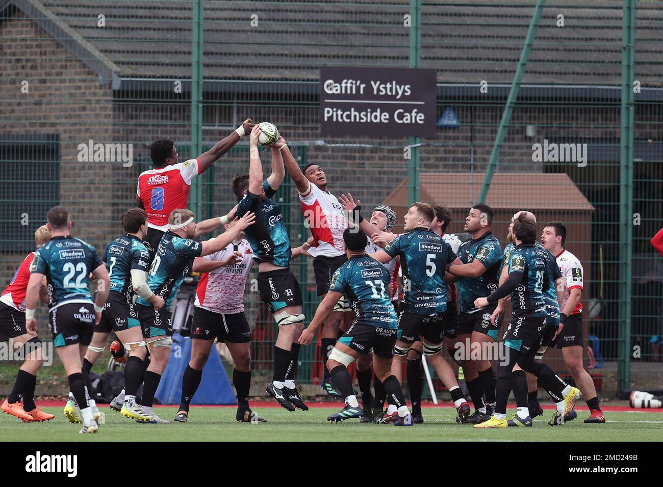 Ystrad Mynach, Regno Unito. 22nd Jan, 2023. Una vista generale del gioco. European Challenge Cup rugby, pool B match, Dragons contro Emirates Lions al CCBC Centre for Sporting Excellence di Ystrad Mynach, Galles, domenica 22nd gennaio 2023. pic di Andrew Orchard/Andrew Orchard sports photography/Alamy Live news Credit: Andrew Orchard sports photography/Alamy Live News Foto Stock