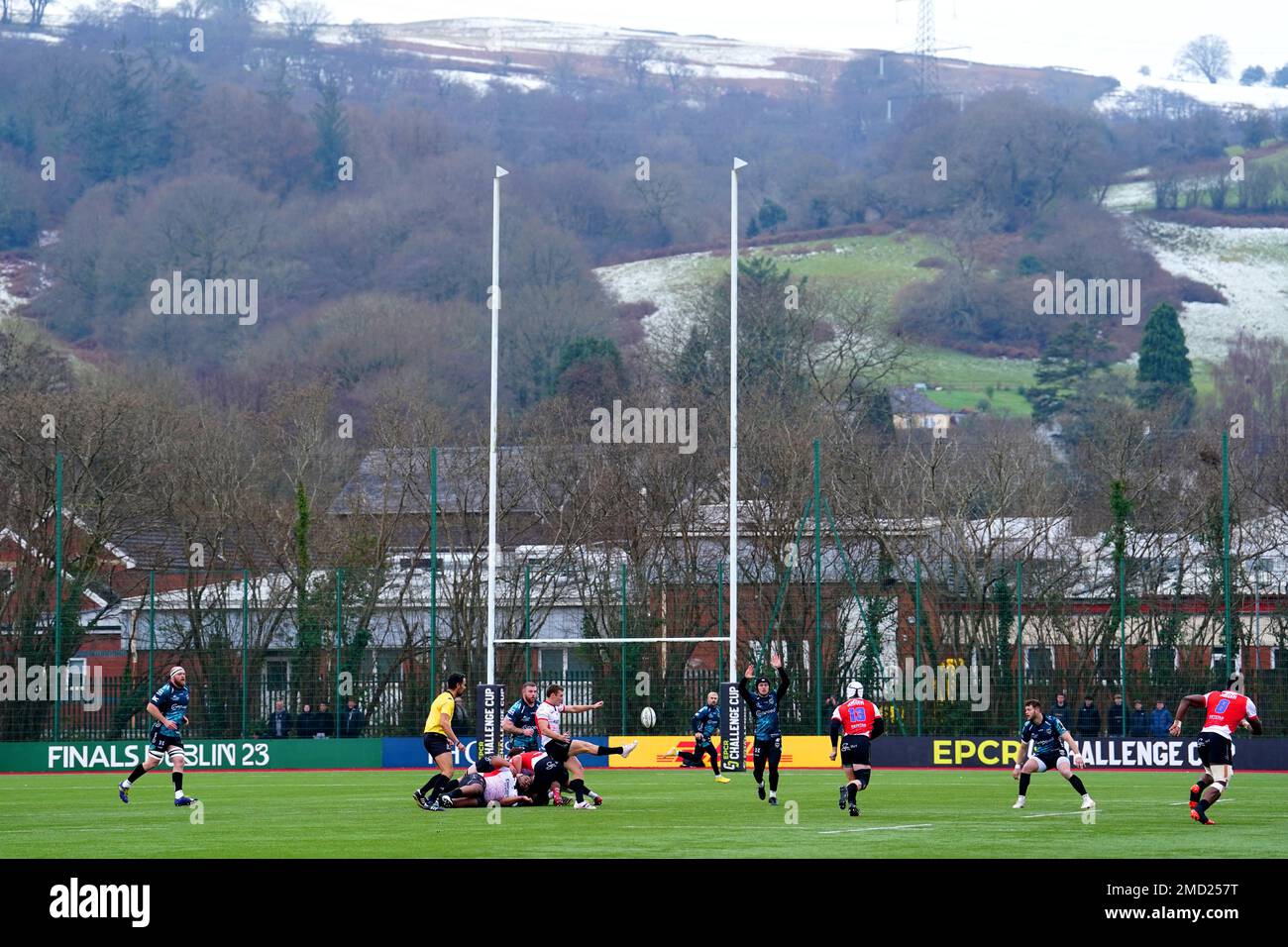 Andre Warner dei Lions di Emirates calcia la palla durante la partita DI EPCR Challenge Cup presso il CCB Centre for Sporting Excellence, Ystrad Mynach. Data immagine: Domenica 22 gennaio 2023. Foto Stock