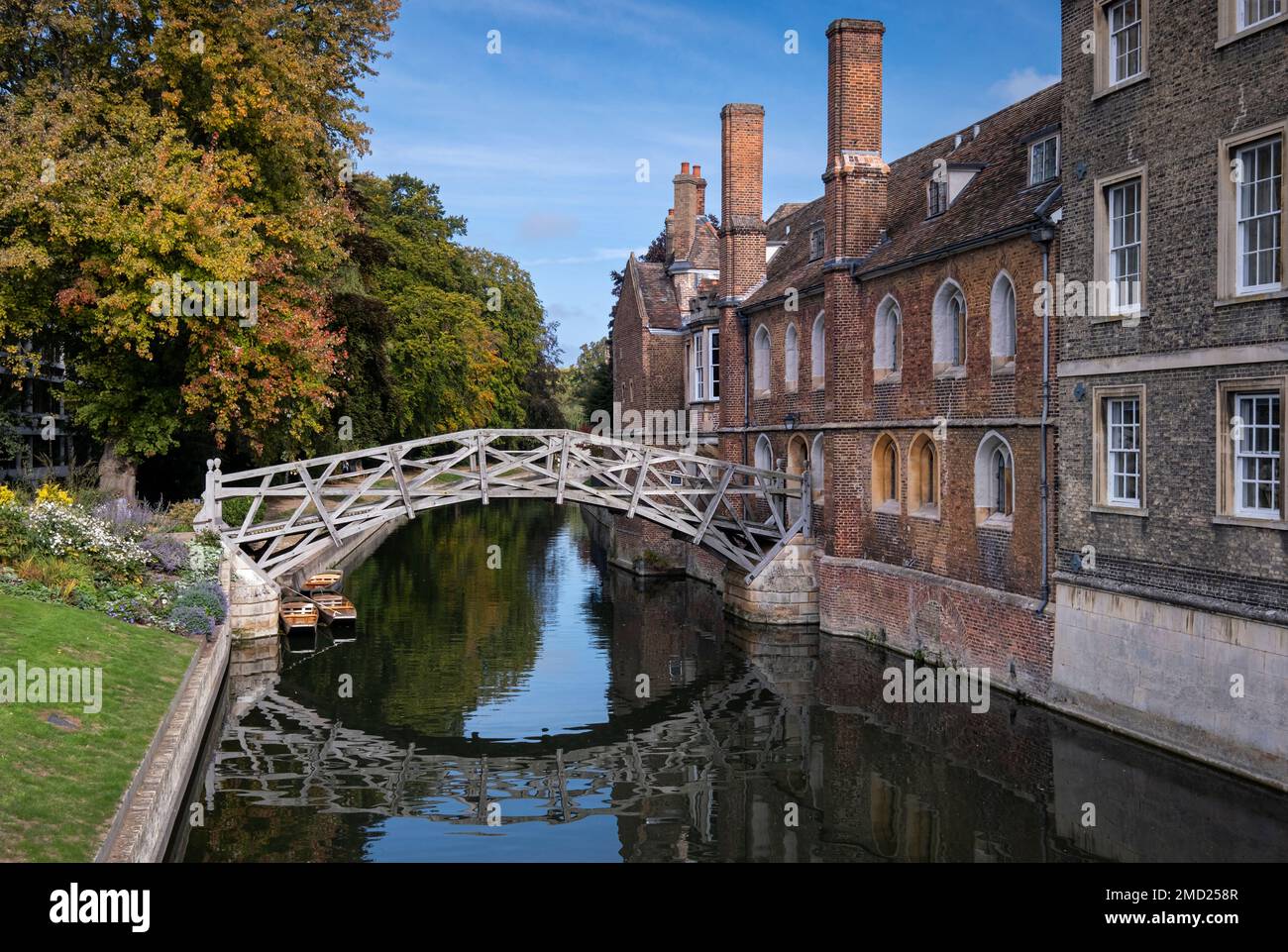 The Mathematical Bridge & River Cam in autunno, Queens College Cambridge, Cambridge University, Cambridge, Cambridgeshire, Inghilterra, Regno Unito Foto Stock