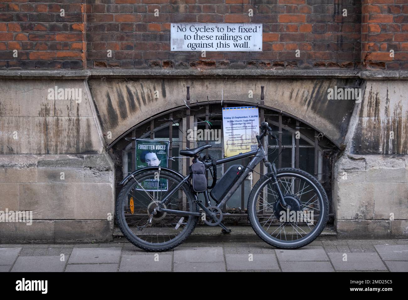 Cartello No Cycles con parcheggiato ciclo elettrico, Silver Street, Cambridge, Cambridgeshire, Inghilterra, REGNO UNITO Foto Stock