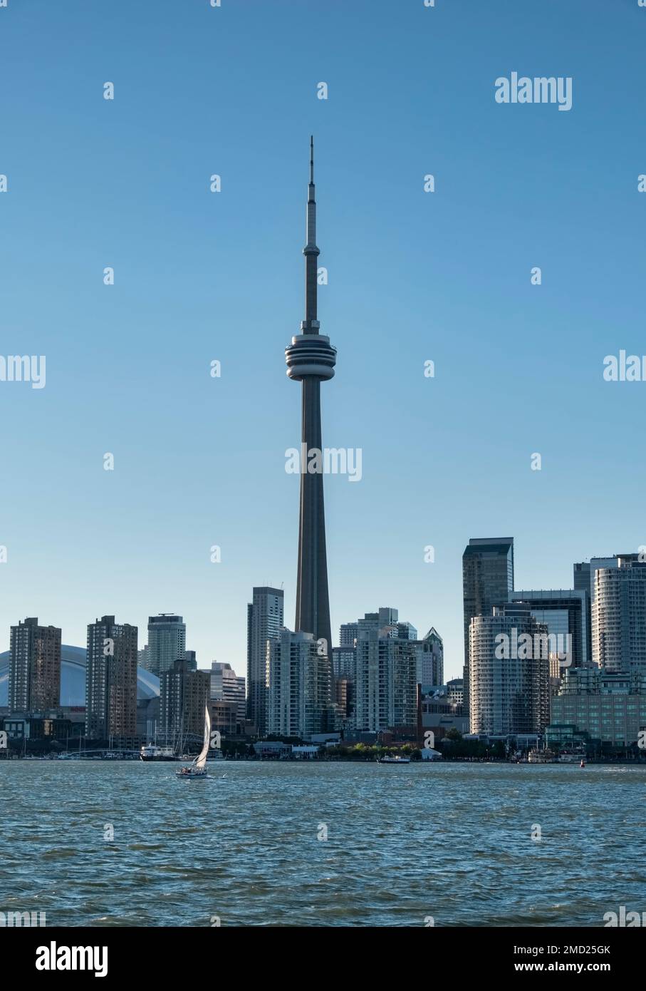 Skyline di Toronto dal lago Ontario con la CN Tower di Toronto, Ontario, Canada Foto Stock