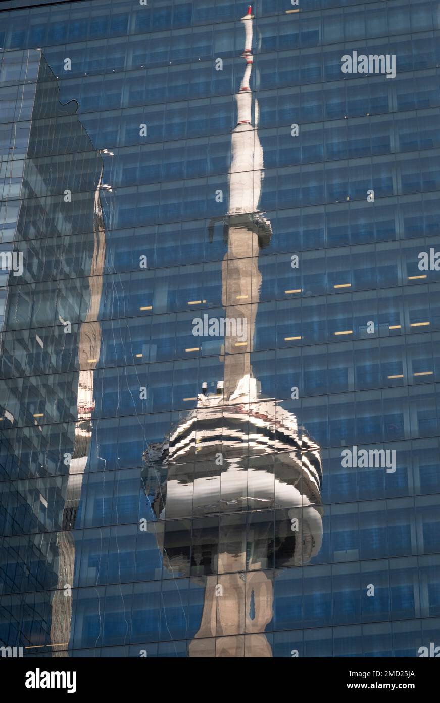 Riflesso della CN Tower in un moderno grattacielo, Toronto, Ontario, Canada Foto Stock