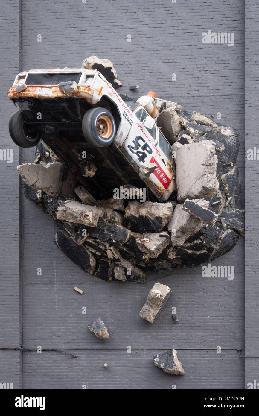 Il famoso camion della City TV Smashing through a Wall Mural, CTV News Building, 299 Queen Street West, Toronto, Ontario, Canada Foto Stock