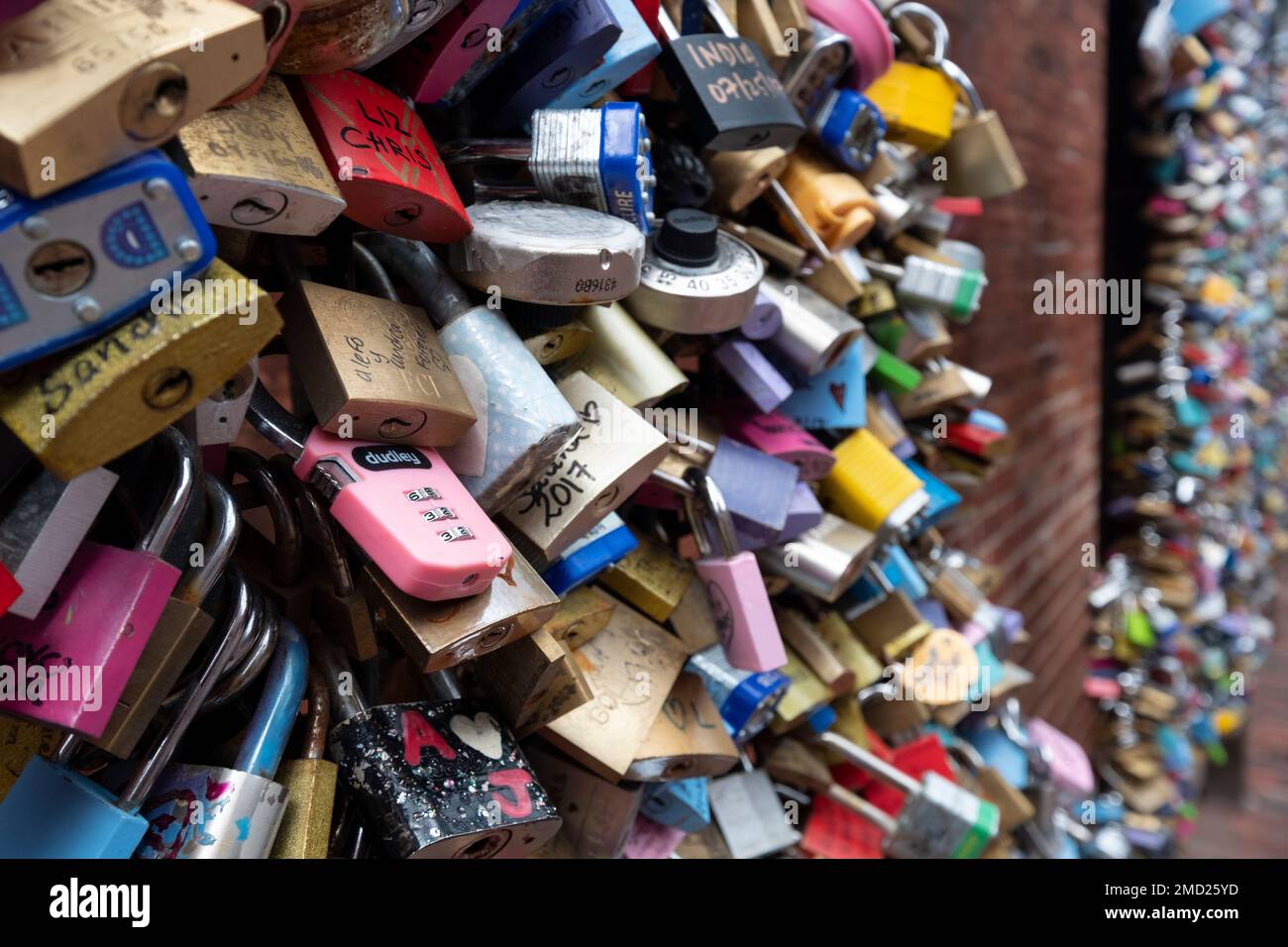 Love Locks attaccata a un muro, Distillery District, Toronto, Ontario, Canada Foto Stock
