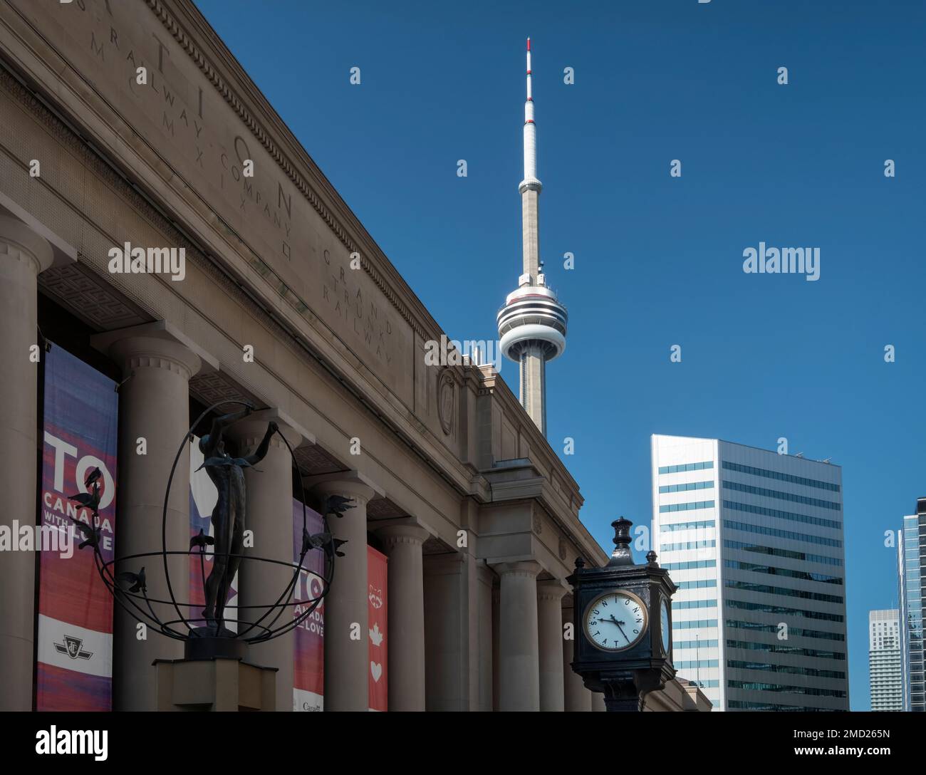 Union Street Station Clock fuori Union Station e CN Tower, Toronto, Ontario, Canada Foto Stock