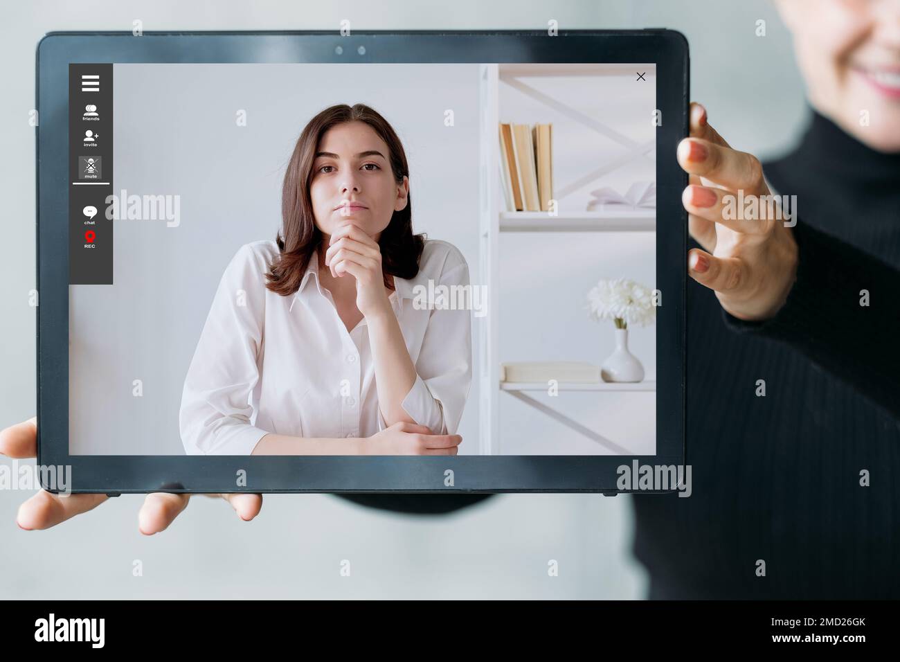 coaching online video chat donna esperto sul tablet Foto Stock