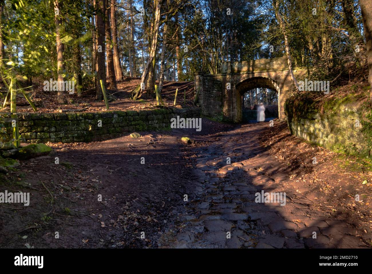 Figura fantasma sotto Peckforton Castles Haunted Gateway, Hill Lane, Peckforton, Cheshire, Inghilterra, REGNO UNITO Foto Stock