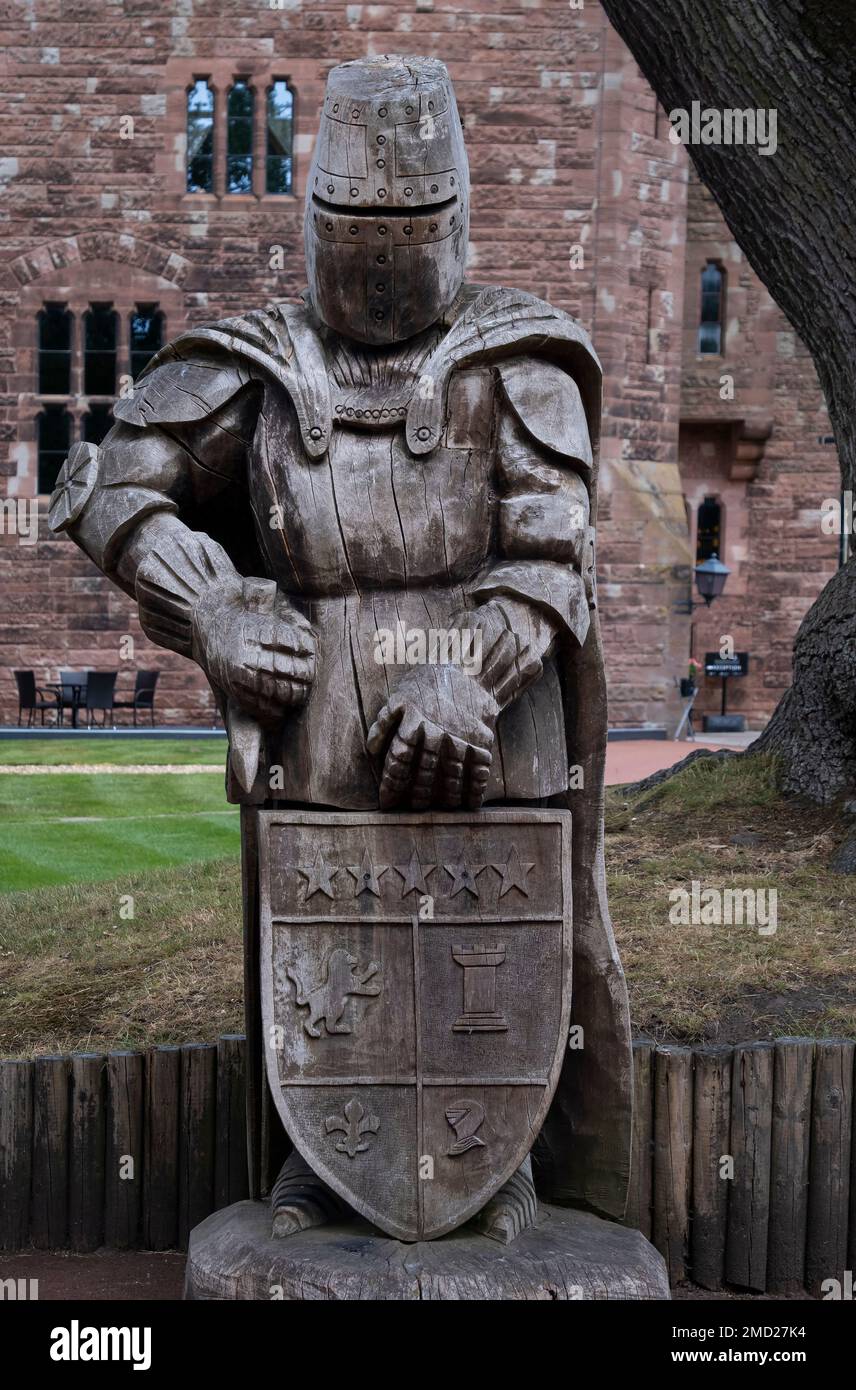 Scultura di un cavaliere alto tre metri, castello di Peckforton, Peckforton, Cheshire, Inghilterra, REGNO UNITO. Foto Stock