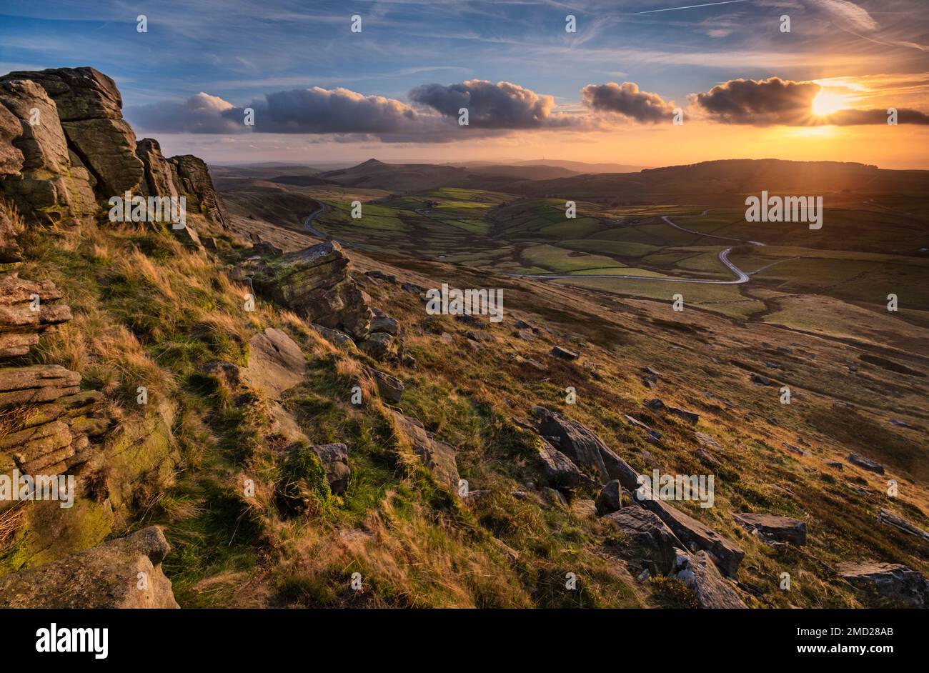 Vista sul Peak District da Shining Tor verso Shutligsloe al tramonto, Peak District National Park, Cheshire, Inghilterra, Regno Unito Foto Stock