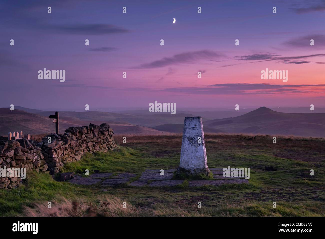 Crescent Moon Above Shining Tor Trig Point al crepuscolo, Peak District National Park, Cheshire and Derbyshire Border, Inghilterra, Regno Unito Foto Stock