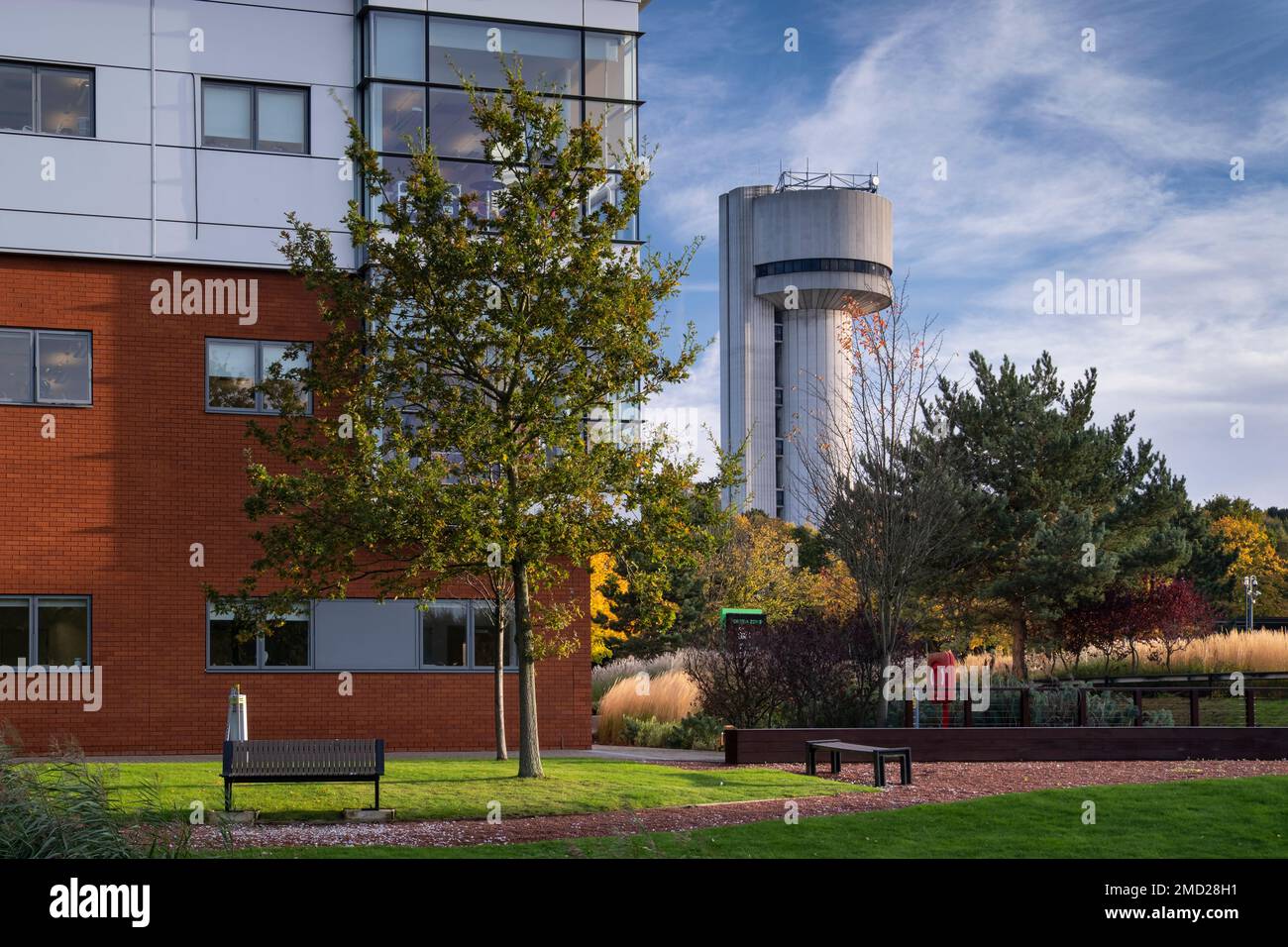 Nuclear Structure Facility (NSF) Tower at Sci-Tech Daresbury Laboratory in autunno, Daresbury, Cheshire, Inghilterra, Regno Unito Foto Stock