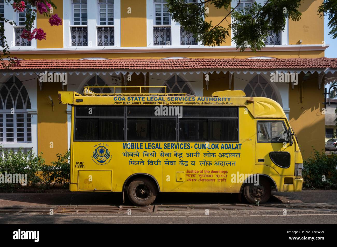 Mobile Legal Services Van fuori dall'High Court Building, Panjim, Goa, India, Asia Foto Stock