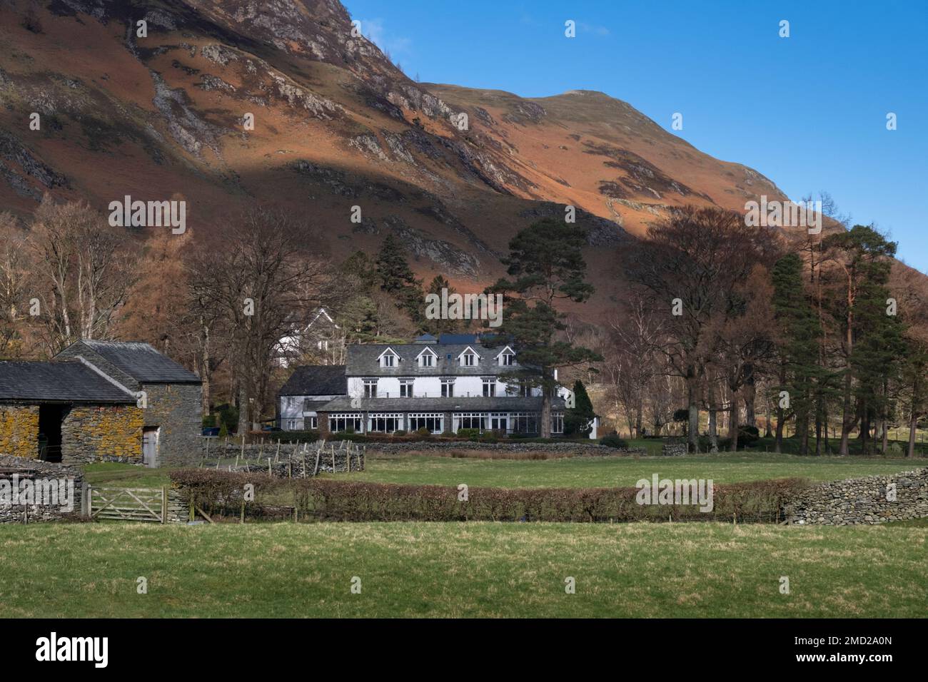 Il Borrowdale Gates Hotel è supportato dalle Derwent Fells, Borrowdale, Lake District National Park, Cumbria, Inghilterra, Regno Unito Foto Stock
