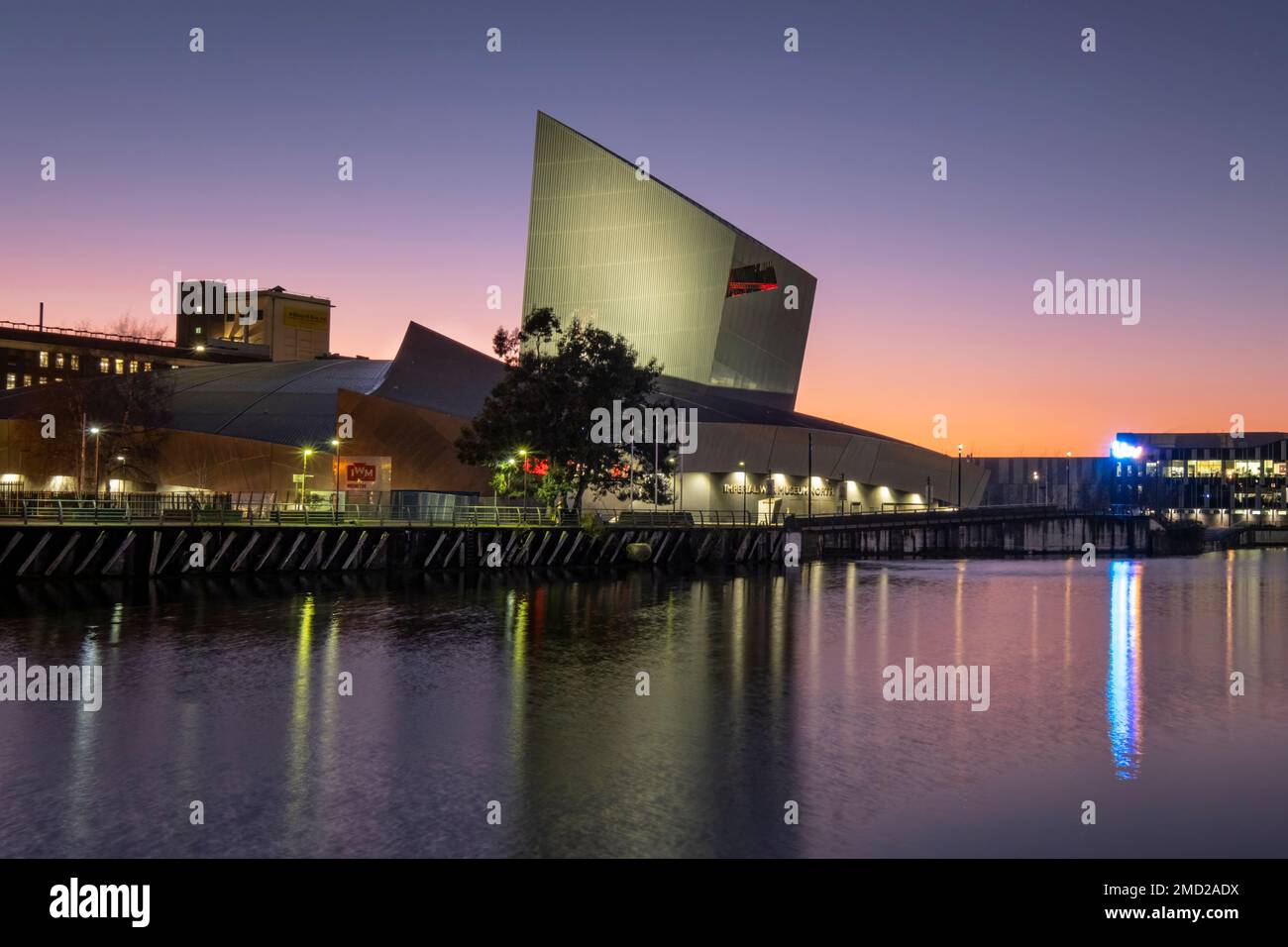 Imperial War Museum North di notte, Salford Quays, Manchester, Inghilterra, Regno Unito Foto Stock