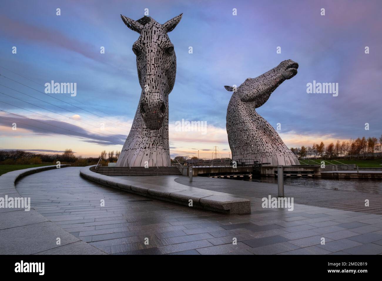 I Kelpies, vicino Falkirk, Scozia, Regno Unito i Kelpies sono sculture a testa di cavallo alte 30 metri (98 piedi) che raffigurano kelpies o spiriti d'acqua che cambiano forma, Foto Stock