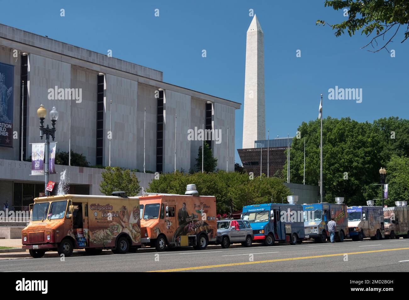 Furgoni fast food supportati dal Washington Monument, Constitution Avenue, Washington DC, USA Foto Stock