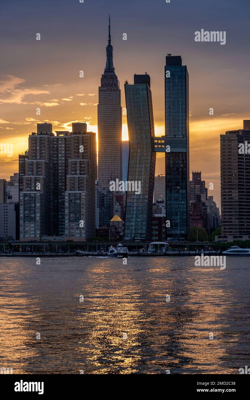 L'American Copper Buildings e l'Empire State Building attraversano l'East River al tramonto, Manhattan, New York, USA Foto Stock