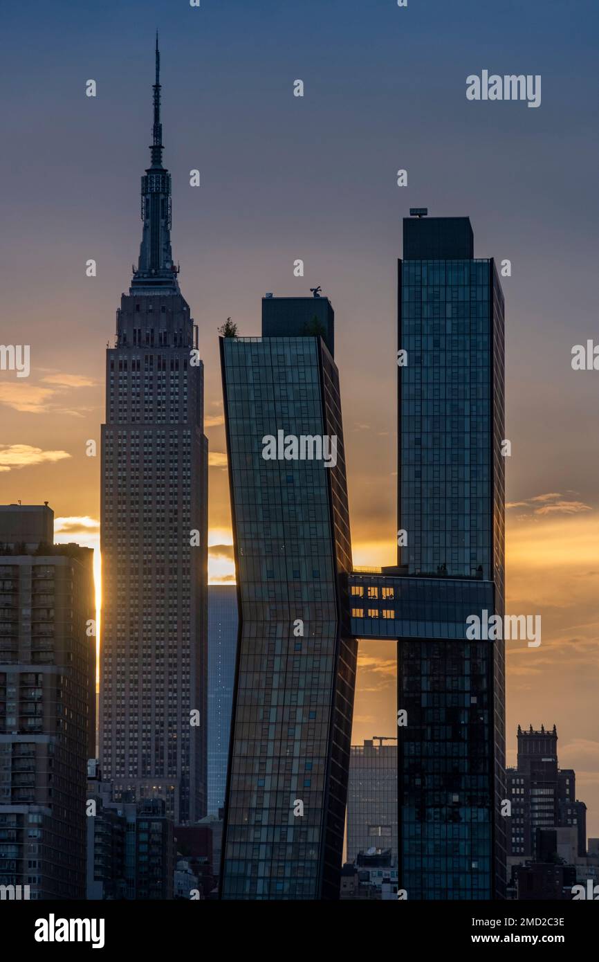 Il rame americano edifici e Empire State Building al tramonto, Manhattan, New York, Stati Uniti d'America Foto Stock