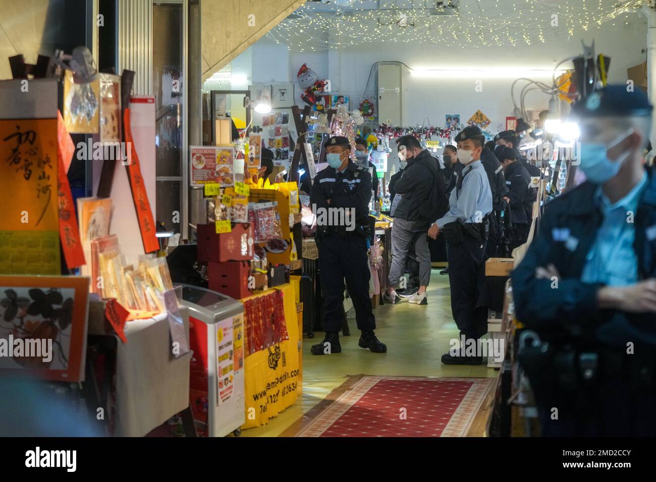 Gli ufficiali del Dipartimento di sicurezza Nazionale e delle Dogane hanno cercato una fiera del Capodanno lunare a Ginza Plaza a Mong Kok. Gli agenti di polizia hanno arrestato sei sospetti per presunta sedizione per la produzione e la vendita di un libro con una copertina che mostra scontri durante la saga del disegno di legge dell'estradizione. 17JAN23 SCMP / Sam Tsang Foto Stock