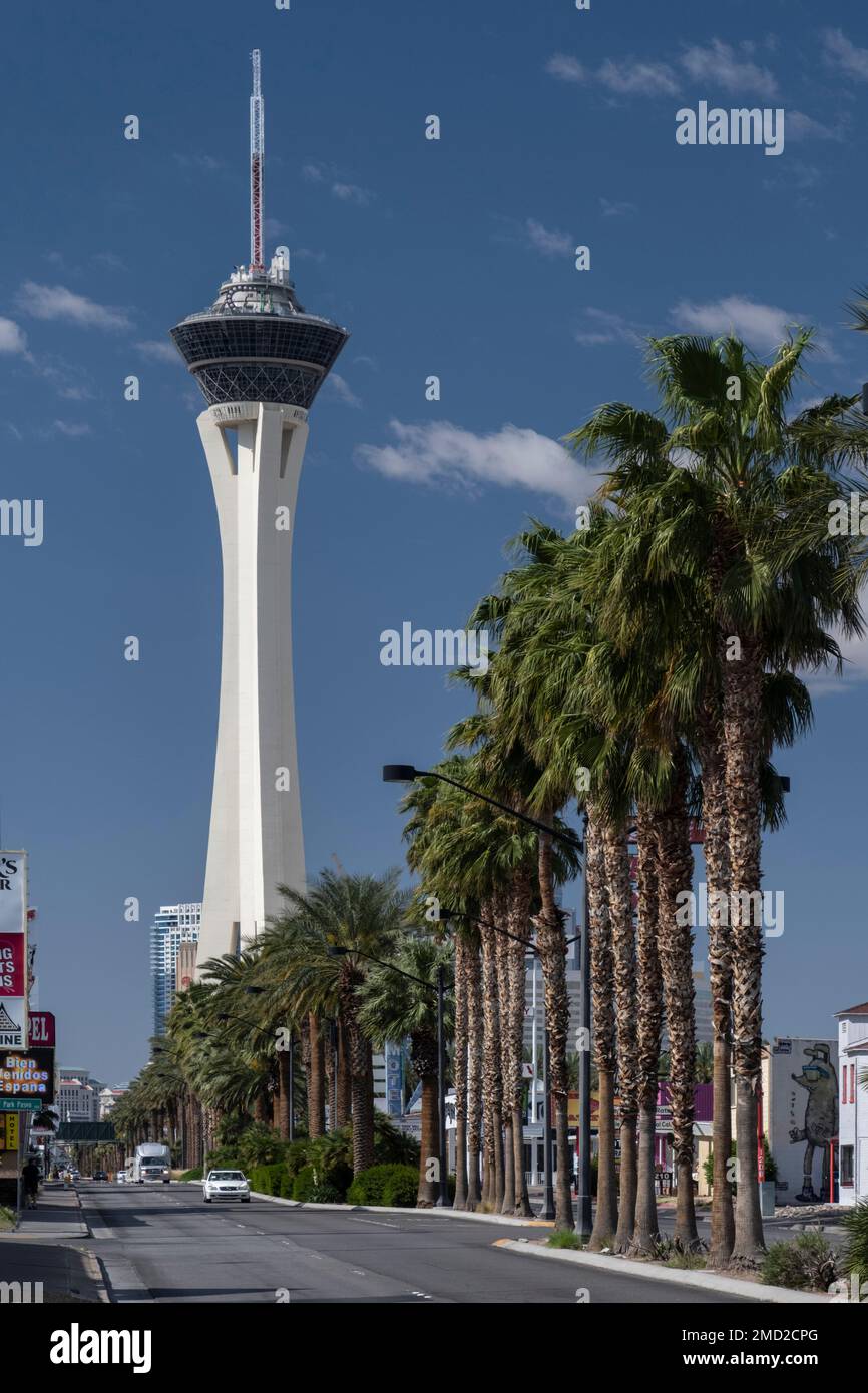 Lo STRAT Hotel Tower e Las Vegas Boulevard, precedentemente Stratosphere Hotel Tower, Las Vegas, Nevada, USA Foto Stock