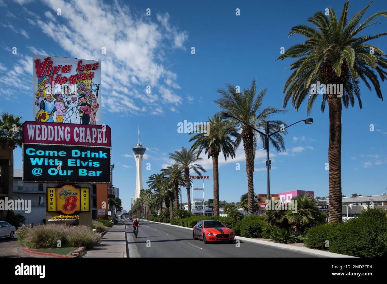 Viva Las Vegas Wedding Chapel, STRAT Tower e Las Vegas Boulevard, Las Vegas, Nevada, USA Foto Stock