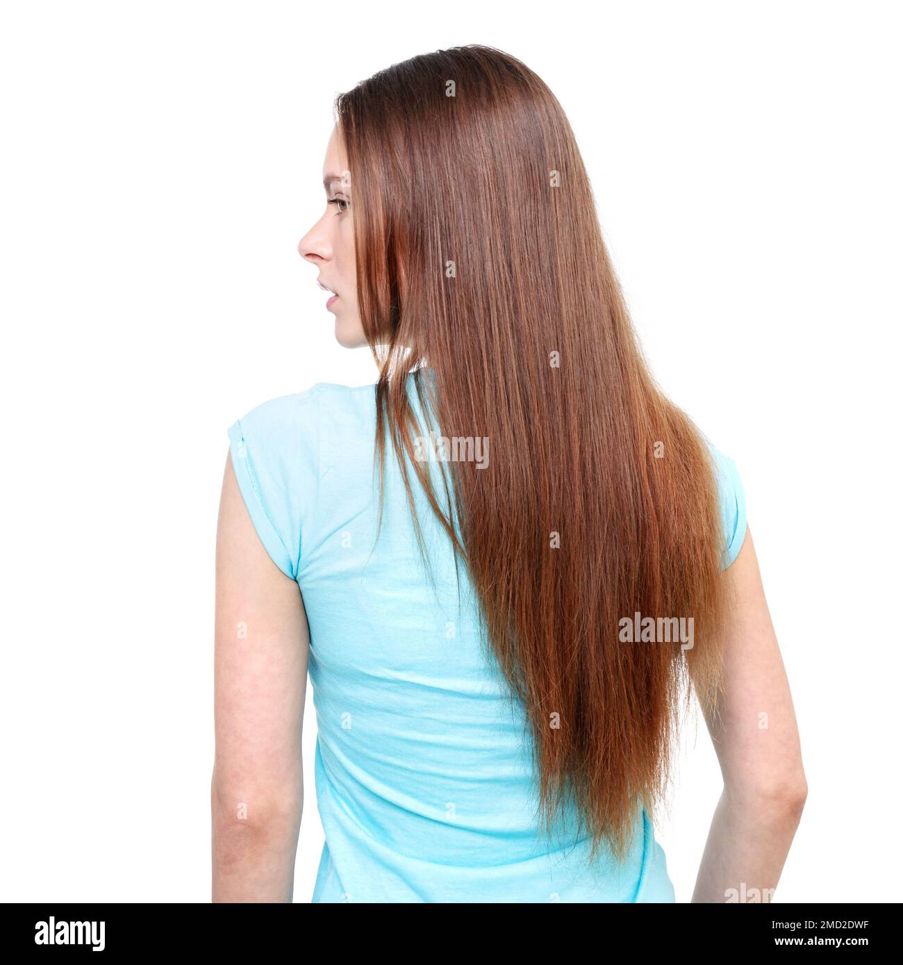 Una donna con lunghi capelli castani dritti viene fotografata da dietro isolata su sfondo bianco. Foto Stock