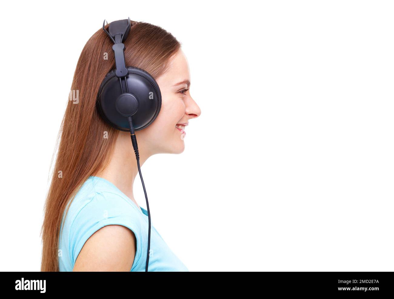Profilo di giovane donna con le cuffie per ascoltare musica - isolato su sfondo bianco. Foto Stock