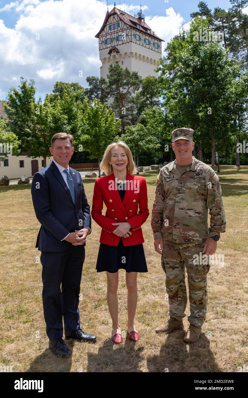 Gli Stati Uniti Ambasciatore nella Repubblica Federale di Germania, l'onorevole Amy Gutmann, scatta una foto con il comandante del comando di addestramento dell'esercito 7th, Brig. Generale Joseph E. Hilbert, e generale consolare, 12 luglio 2022. La visita segna la prima per l'Ambasciatore da quando è stato nominato alla carica nel febbraio 2022. (Foto dell'esercito di Spencer Rhodes, 53rd squadra di combattimento della Brigata di fanteria) Foto Stock Gli Stati Uniti Ambasciatore nella Repubblica Federale di Germania, l'onorevole Amy Gutmann, scatta una foto con il comandante del comando di addestramento dell'esercito 7th, Brig. Generale Joseph E. Hilbert, e generale consolare, 12 luglio 2022. La visita segna la prima per l'Ambasciatore da quando è stato nominato alla carica nel febbraio 2022. (Foto dell'esercito di Spencer Rhodes, 53rd squadra di combattimento della Brigata di fanteria) Foto Stock