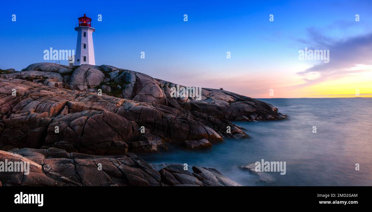 Faro di Peggys Cove al tramonto in Nuova Scozia, Canada. Una bella icona marittima, il faro di Peggy's Cove è un simbolo canadese. Foto Stock