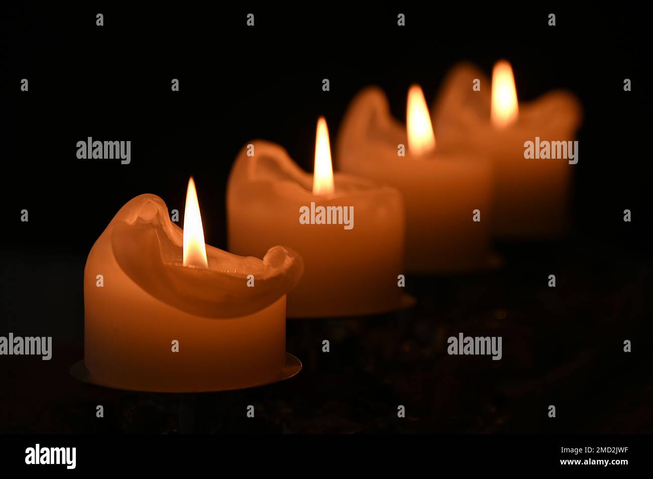 Quattro candele illuminate dall'avvento con focalizzazione sul primo Foto Stock