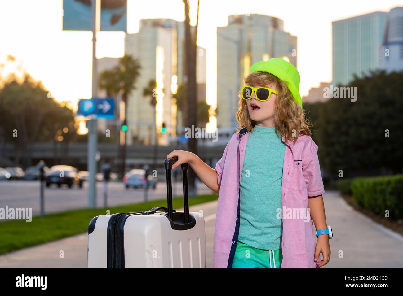 Viaggiatore per bambini con borsa da viaggio all'aperto. Turismo per bambini. Foto Stock