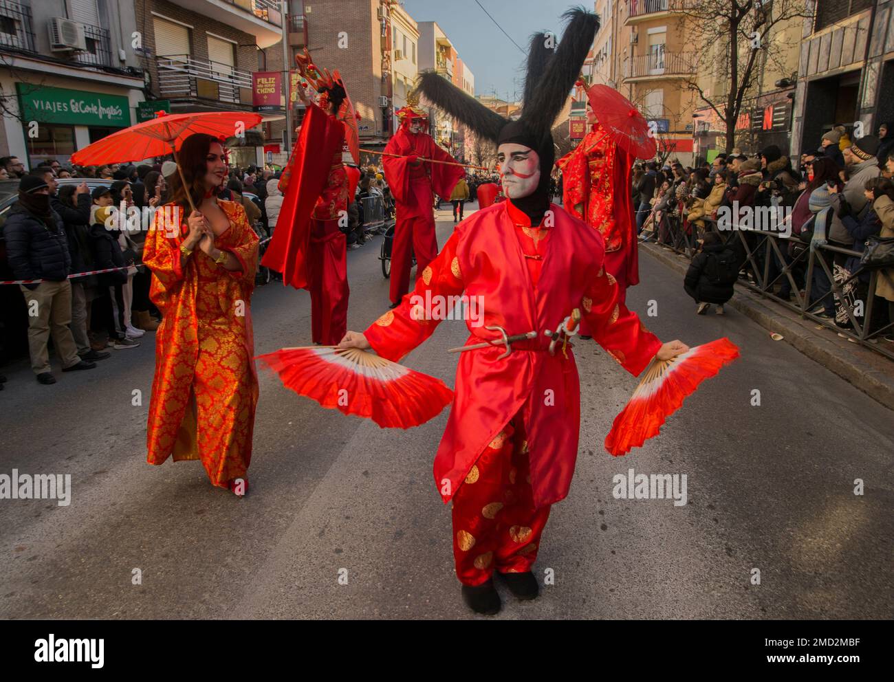 Le strade sono state tinte di rosso per un altro anno con la celebrazione del Capodanno cinese. È la festa più importante per il paese asiatico. Con più di 4.000 anni di antichità, è un evento che riunisce molte famiglie. Protagonista quest'anno sarà il coniglio, animale che rappresenta pace, gentilezza e speranza. La Cina celebra il suo nuovo anno seguendo il suo oroscopo, governato dalle fasi della luna, non dal calendario gregoriano, quindi la data di inizio annuale cambia. Qualunque sia l'origine di questo rito, il comune di Madrid si unisce al partito per accogliere il Th Foto Stock