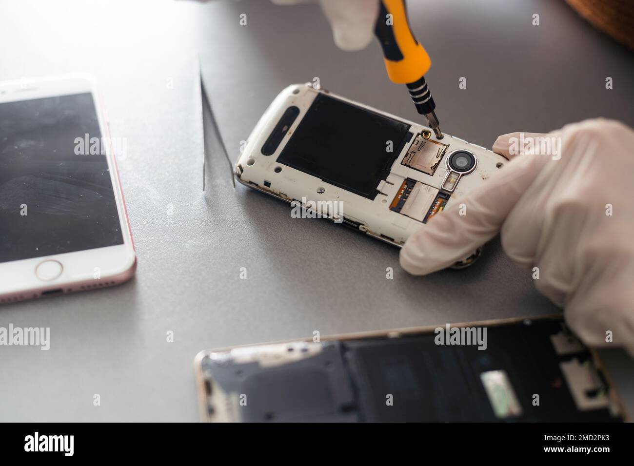 Close-up le foto che mostrano il processo di telefono cellulare la riparazione Foto Stock