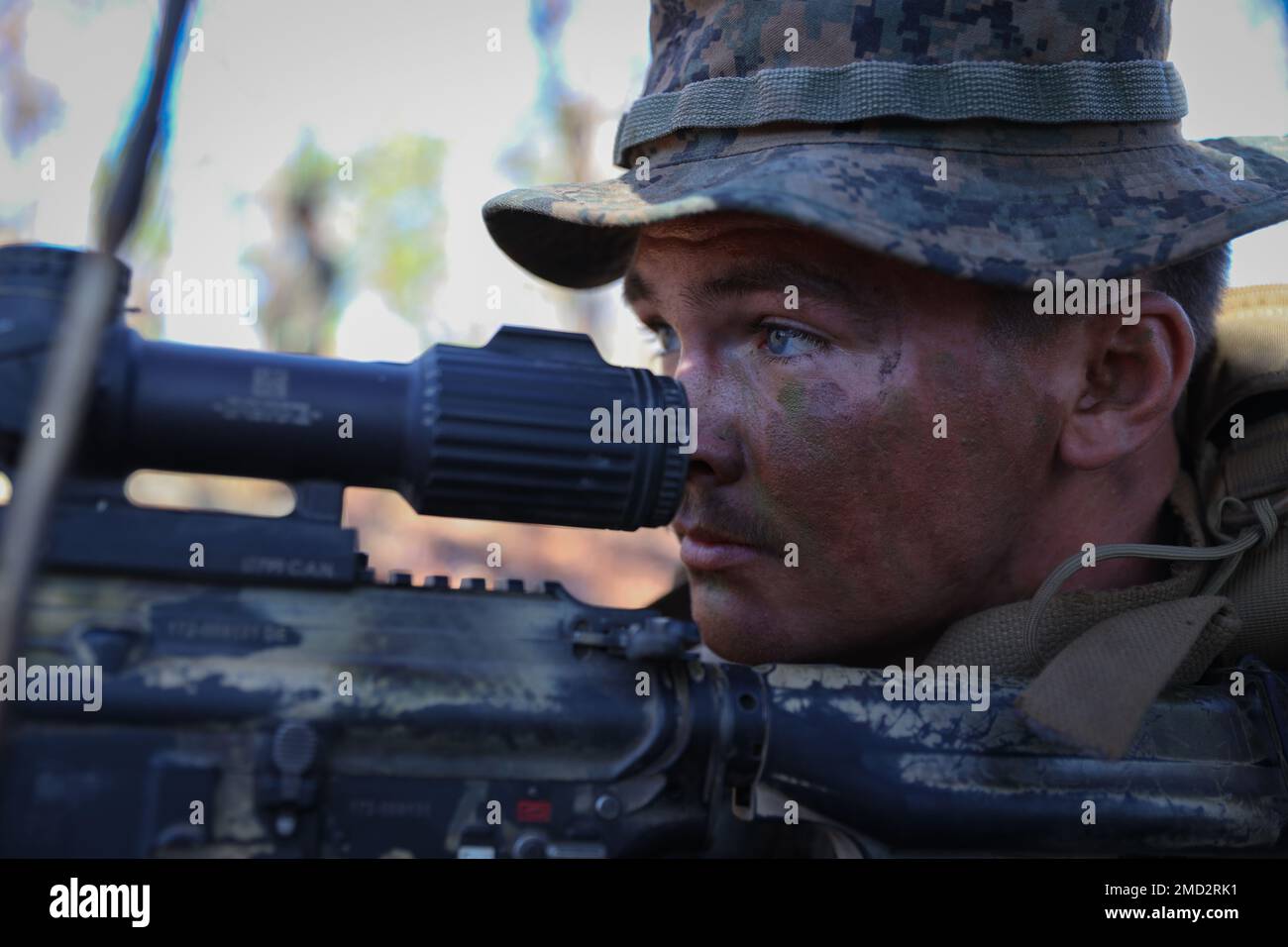 STATI UNITI Richard Murray, un rifleman con Lima Co., 3D battaglione, 7th reggimento marino, elemento di combattimento a terra, forza di rotazione marina-Darwin 22, osserva un obiettivo durante gli attacchi aziendali come parte dell'esercizio Koolendong 22 al Monte Bundey Training Area, NT, Australia, 12 luglio 2022. Esercizio Koolendong 22 è un esercizio di forza combinato e congiunto incentrato sulle operazioni di base avanzate di spedizione condotte dagli Stati Uniti Marines, Stati Uniti Soldati, Stati Uniti Uomini aerei, e personale della forza di difesa australiana. Foto Stock