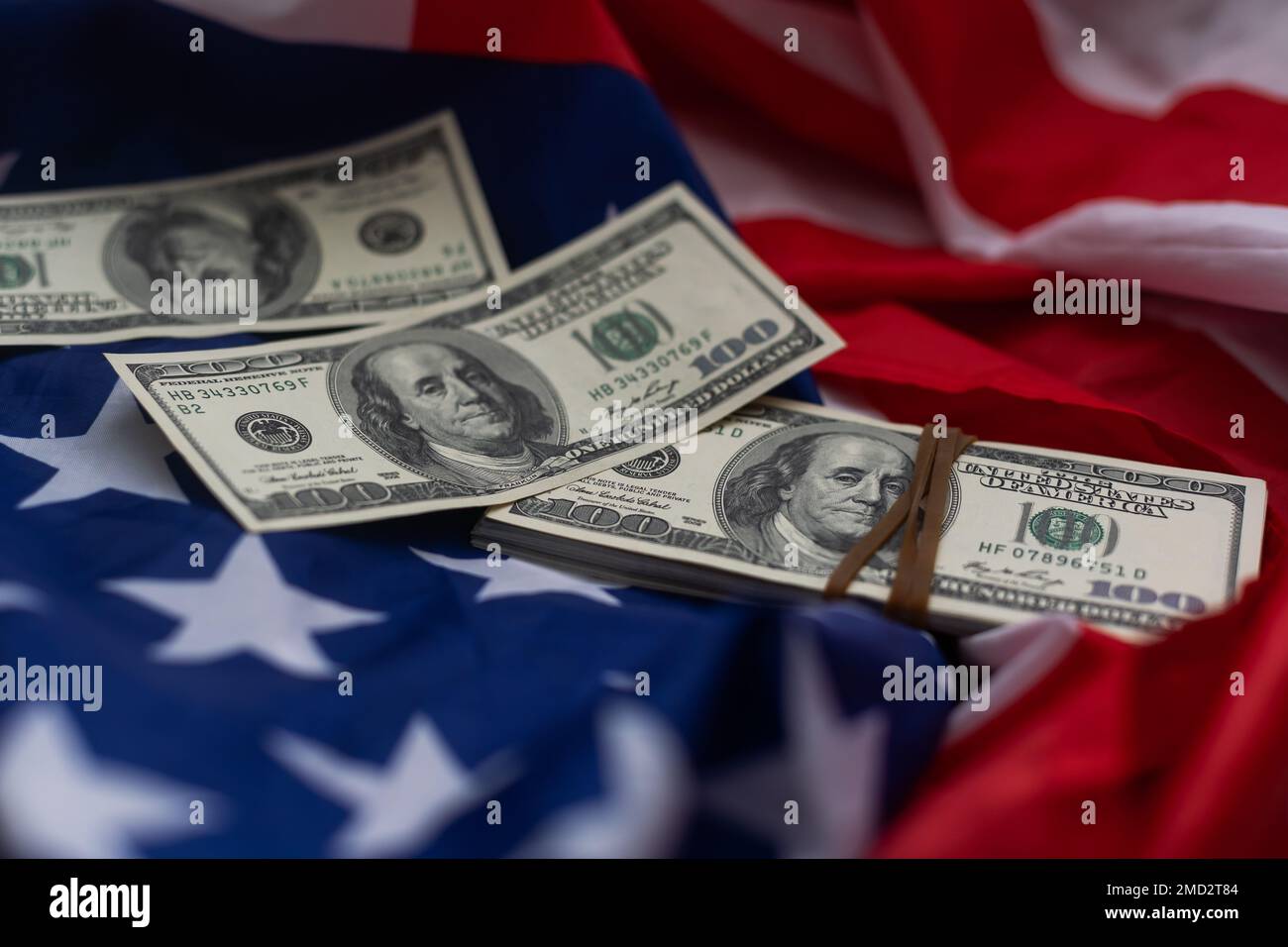 Stati Uniti d'America bandiera nazionale e valuta usd denaro banconote. Affari e finanza concept Foto Stock