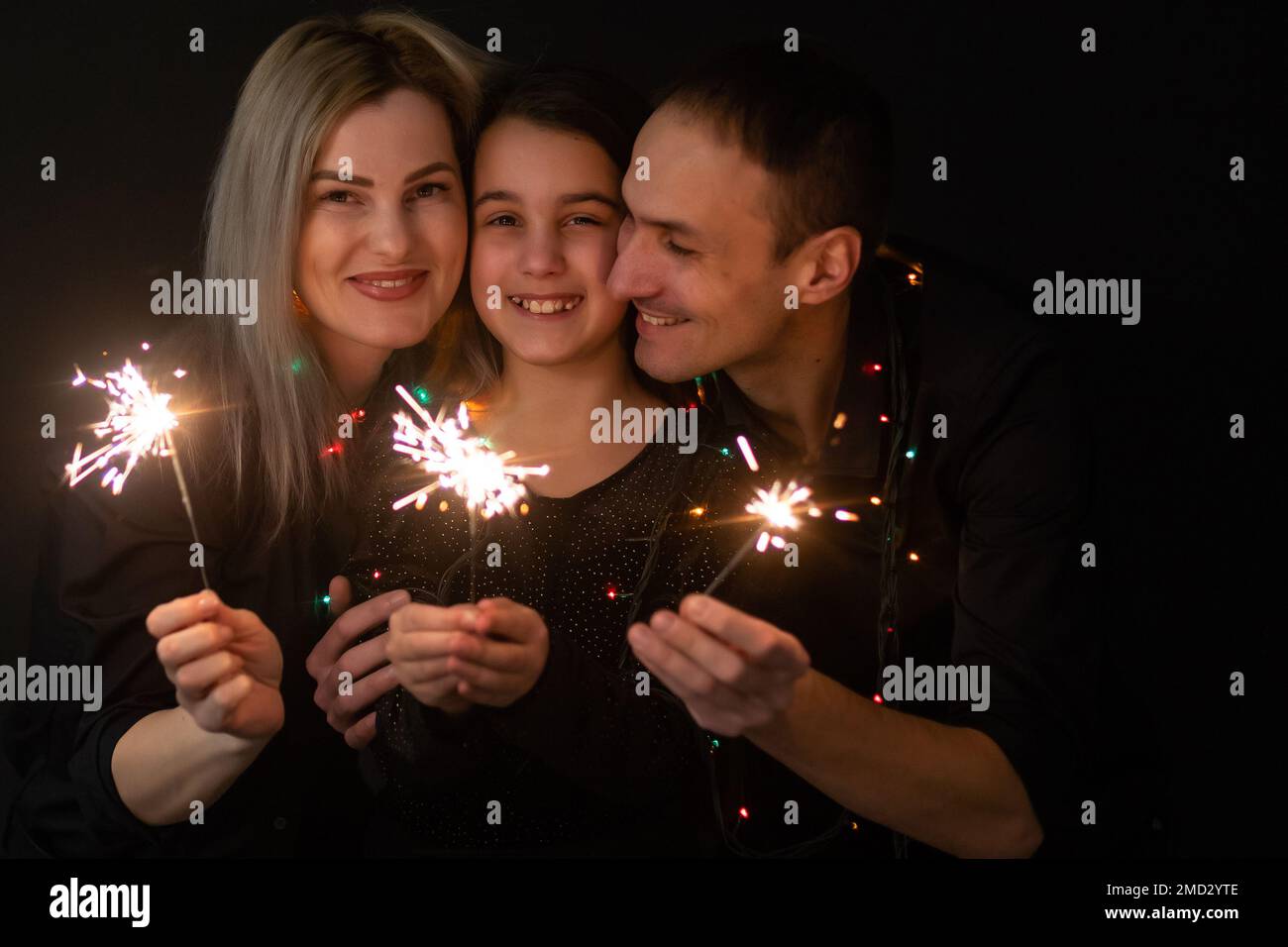 Ritratto di famiglia su sfondo nero. Foto Stock