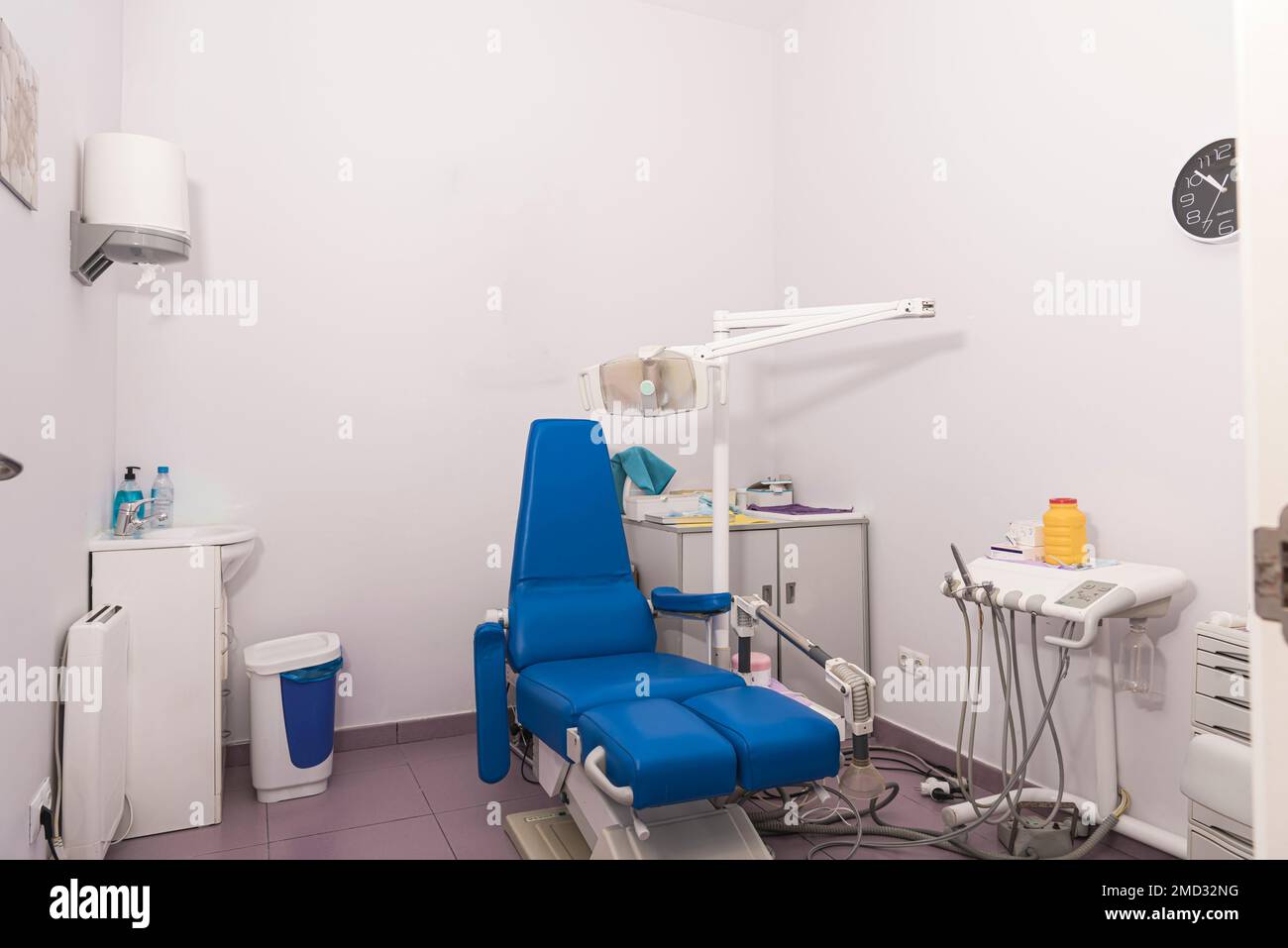 apparecchi e strumenti nella sala di trattamento dentale in una clinica dentale Foto Stock