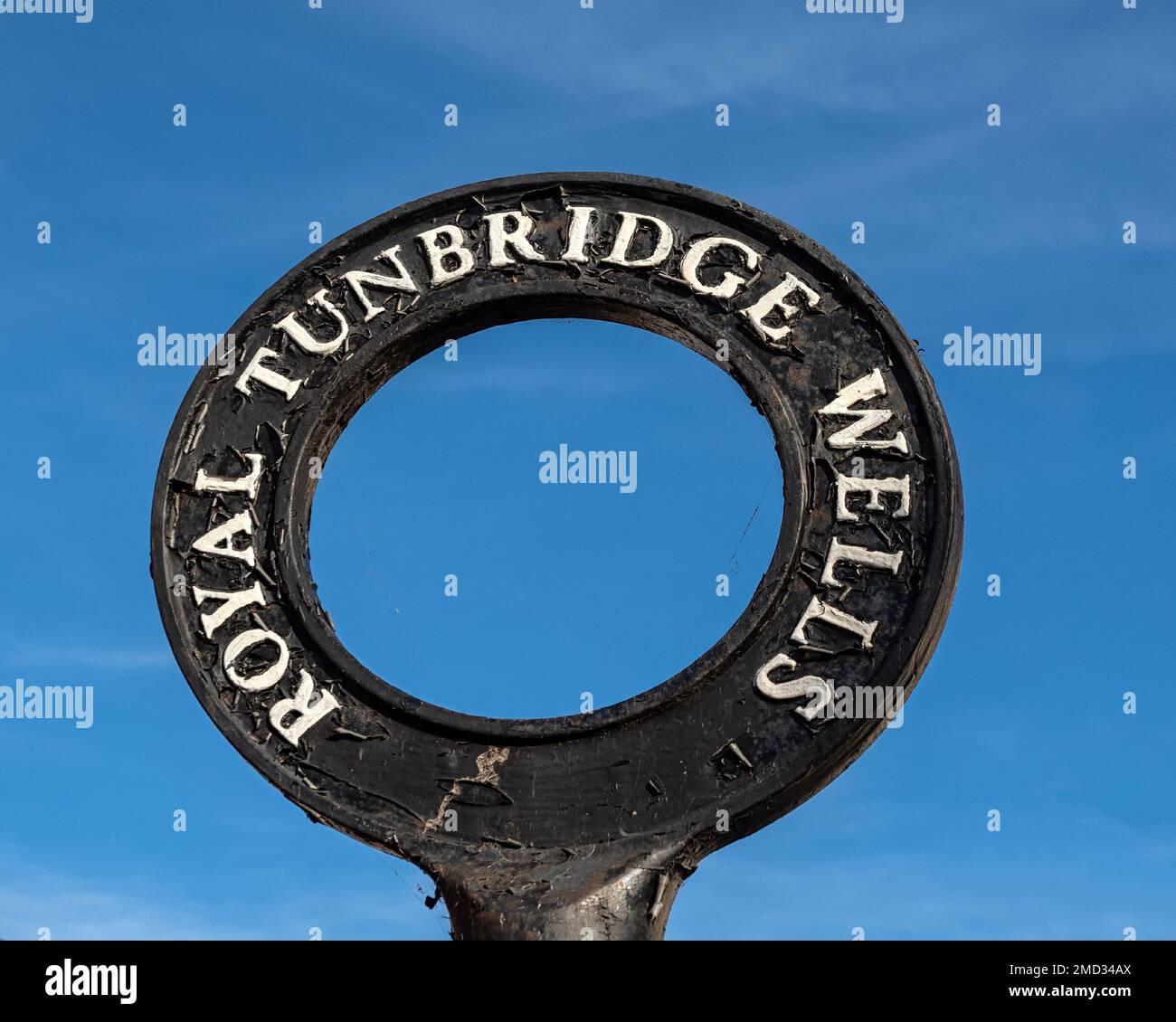 ROYAL TUNBRIDGE WELLS, KENT, UK - 09.15.2019: Cartello Circular Town visto contro il cielo blu Foto Stock