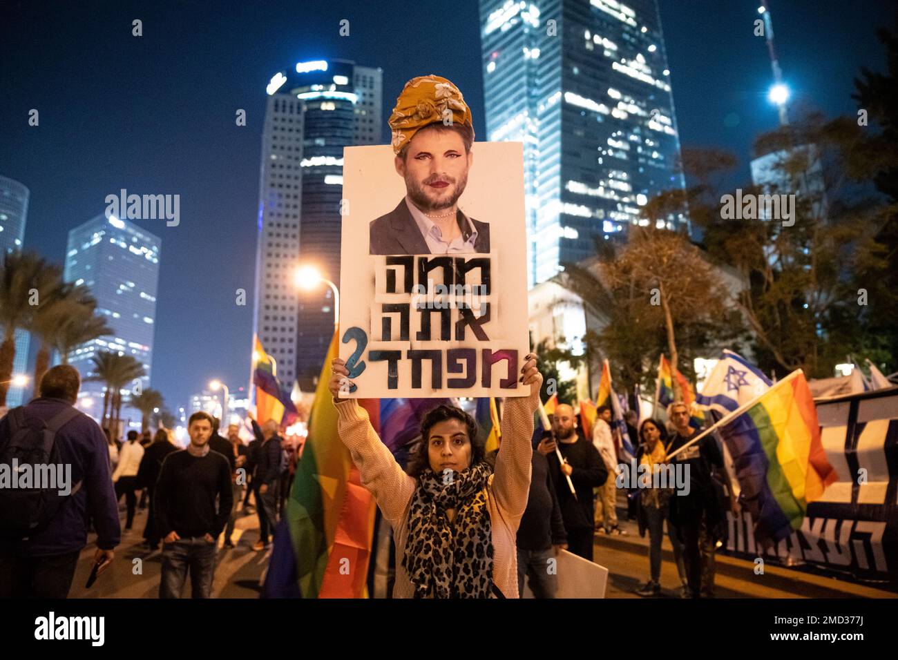 Tel Aviv, Israele. 21st Jan, 2023. Un manifestante ha un cartello di Bezalel Smotrich in vestito di droga che dice “di cosa hai paura?” durante la dimostrazione. Oltre 100.000 persone hanno protestato a Tel Aviv contro il governo di estrema destra di Netanyahu e la revisione giudiziaria. Credit: SOPA Images Limited/Alamy Live News Foto Stock