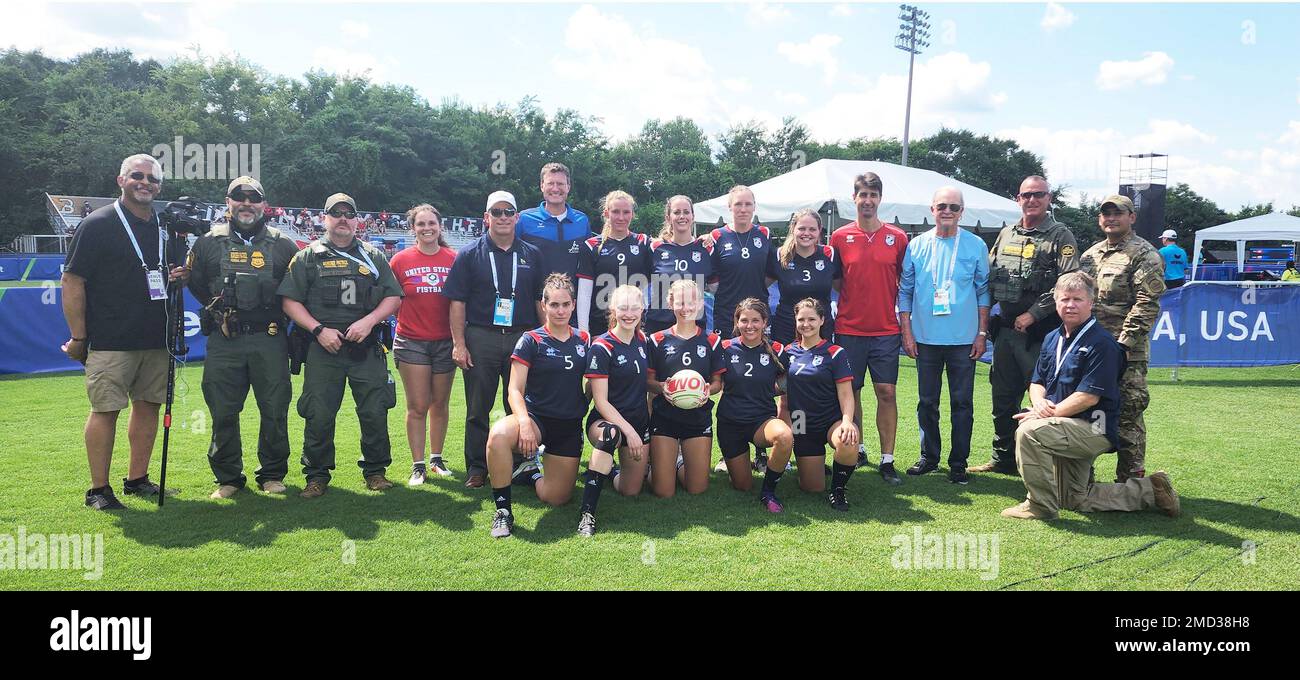 Il senatore dell'Alabama James Thomas Waggoner si pone con gli Stati Uniti Il personale addetto alle dogane e alla protezione delle frontiere e il FistBall femminile degli Stati Uniti dopo la partita finale al Birmingham Southern College, Birmingham al, il 13 luglio 2022. Foto CBP di Jaime Rodriguez Foto Stock