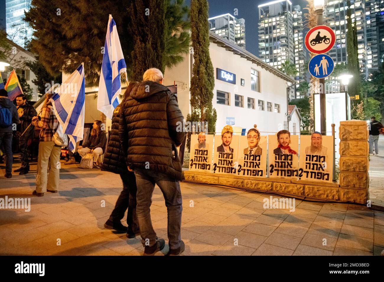 Tel Aviv, Israele. 21st Jan, 2023. Un paio di persone guardano i cartelli di Bezalel Smotrich, Itamar ben Gvir e avi Maoz nel trucco della droga che dicono “di cosa hai paura?” durante la dimostrazione. Oltre 100.000 persone hanno protestato a Tel Aviv contro il governo di estrema destra di Netanyahu e la revisione giudiziaria. (Foto di Matan Golan/SOPA Images/Sipa USA) Credit: Sipa USA/Alamy Live News Foto Stock