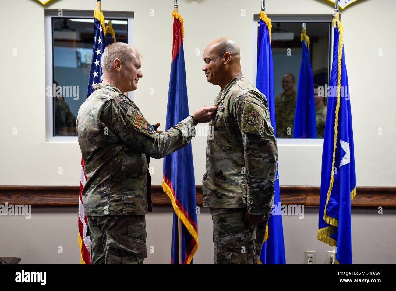 Il generale Paul R. Birch spilla una medaglia sul colonnello Ryan A. Hendricks alla base dell'aeronautica Andersen, Guam, 12 luglio 2022. Hendricks è stato insignito della Legione del merito per il suo eccellente servizio come avvocato del giudice del personale dell'Ala 36th. Foto Stock