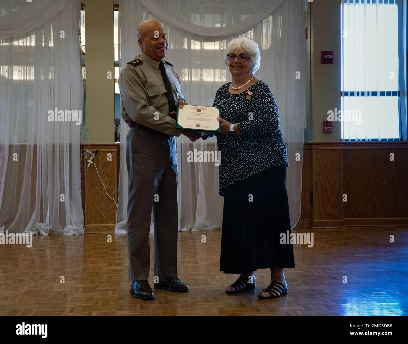 Il generale maggiore John C. Harris, Jr., Ohio, presenta il premio Ohio ...