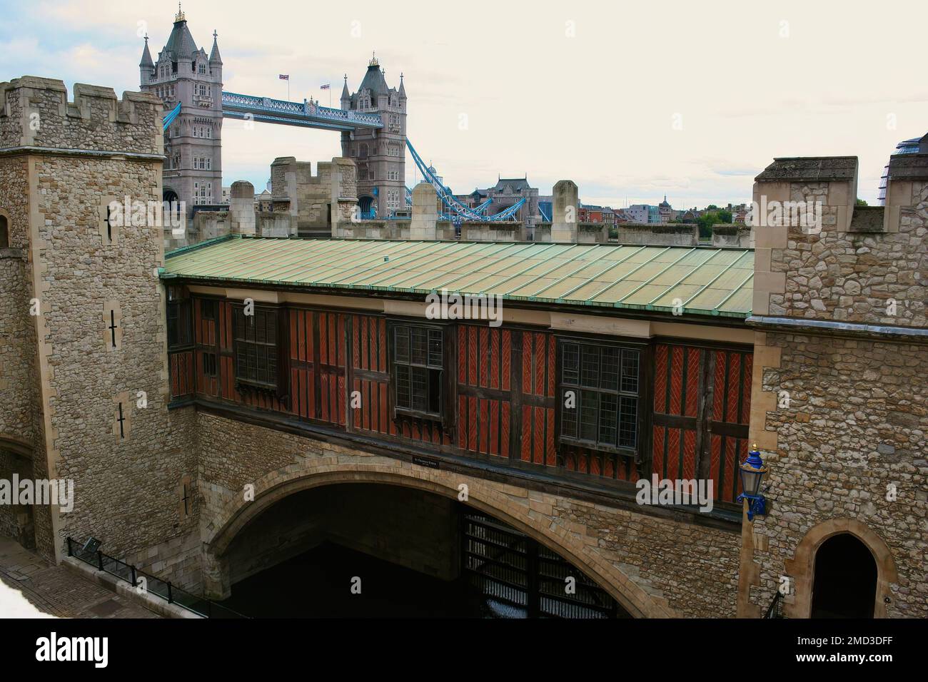 Vista dalla Torre di Londra con il cancello dei traditori e il Tower Bridge London England UK Foto Stock