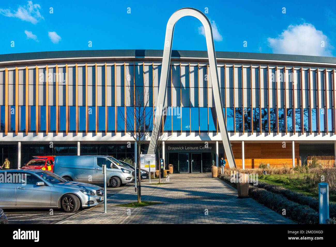 Si affaccia su un sentiero che conduce all'entrata frontale del Braywick Leisure Centre a Maidenhead, Berkshire, Regno Unito Foto Stock